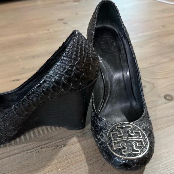 Tory Burch Black Textured Wedges with Silver Embellishment - 7 - Great condition - Picture 2 of 4